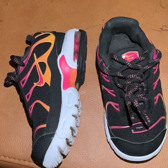 Nike Kids Sneakers in Black, Pink and orange - Picture 2 of 4